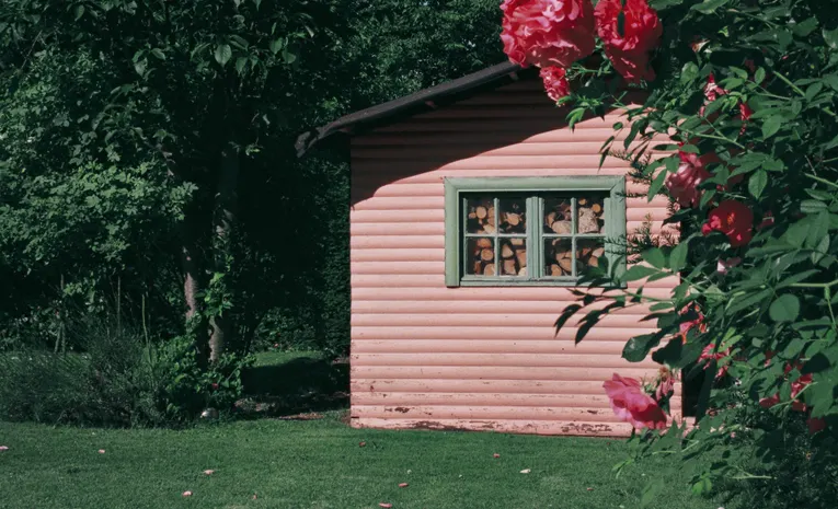 Corner Summer House: The Perfect Blend of Style and Functionality