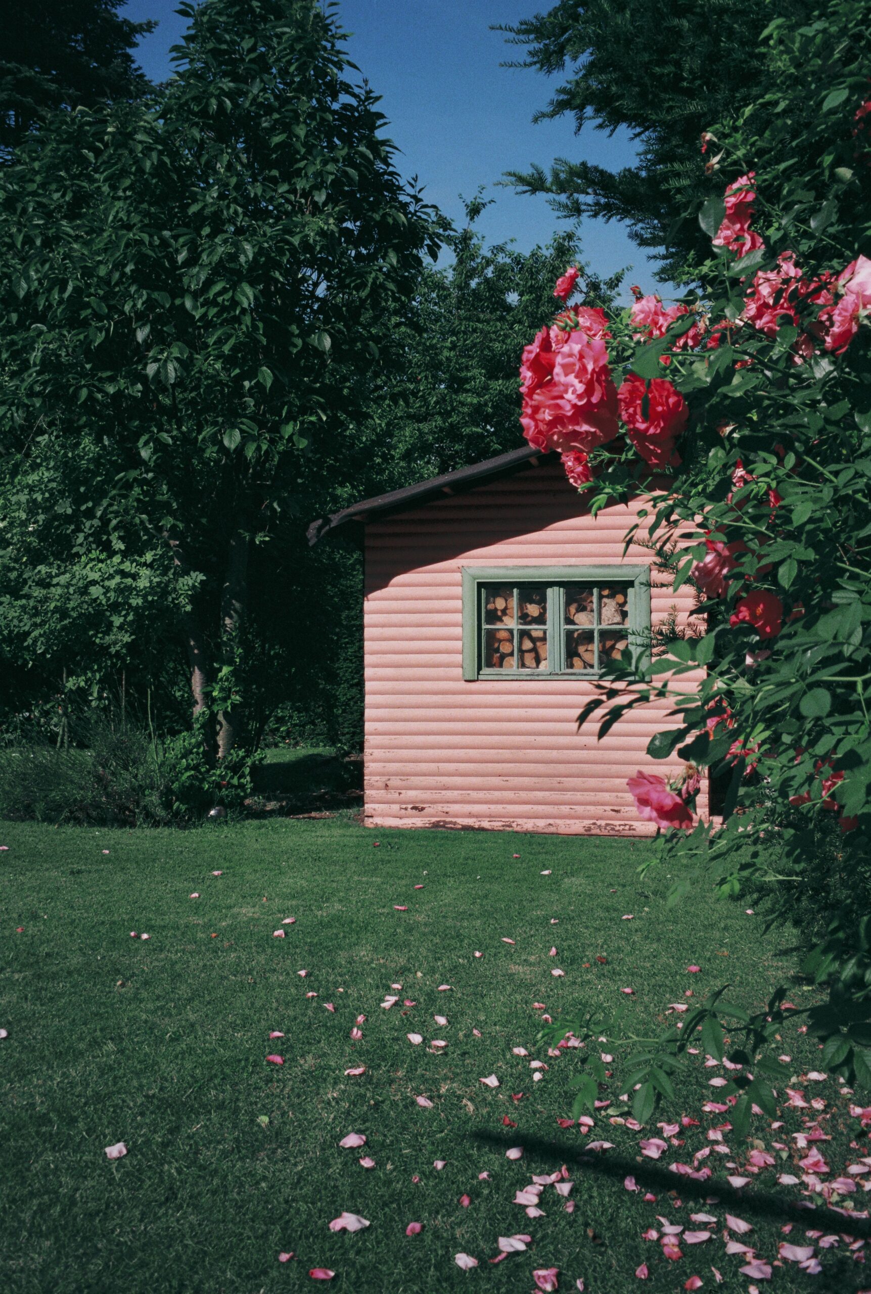 Corner Summer House: The Perfect Blend of Style and Functionality